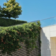 Fachada de edificio moderno con soluciones de eficiencia energética y paneles solares