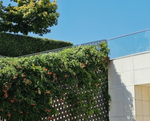 Fachada de edificio moderno con soluciones de eficiencia energética y paneles solares