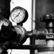 Técnico revisando el mantenimiento de calderas comunitarias en 2026