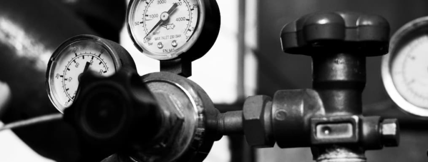 Técnico revisando el mantenimiento de calderas comunitarias en 2026