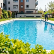 Operario realizando el mantenimiento y puesta a punto de una piscina comunitaria en marzo