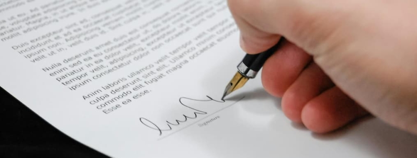 documentos legales sobre un escritorio, representando la reclamación de deudas en una comunidad