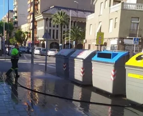 Zona de contenedores de reciclaje limpia y correctamente señalizada en una urbanización de Alicante.