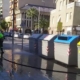 Zona de contenedores de reciclaje limpia y correctamente señalizada en una urbanización de Alicante.