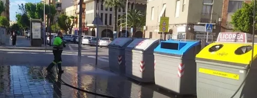 Zona de contenedores de reciclaje limpia y correctamente señalizada en una urbanización de Alicante.