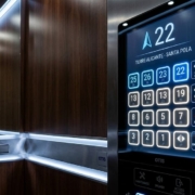 revisando el cumplimiento de la nueva normativa ITC de ascensores 2026 en un edificio de Alicante