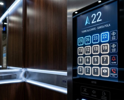 revisando el cumplimiento de la nueva normativa ITC de ascensores 2026 en un edificio de Alicante